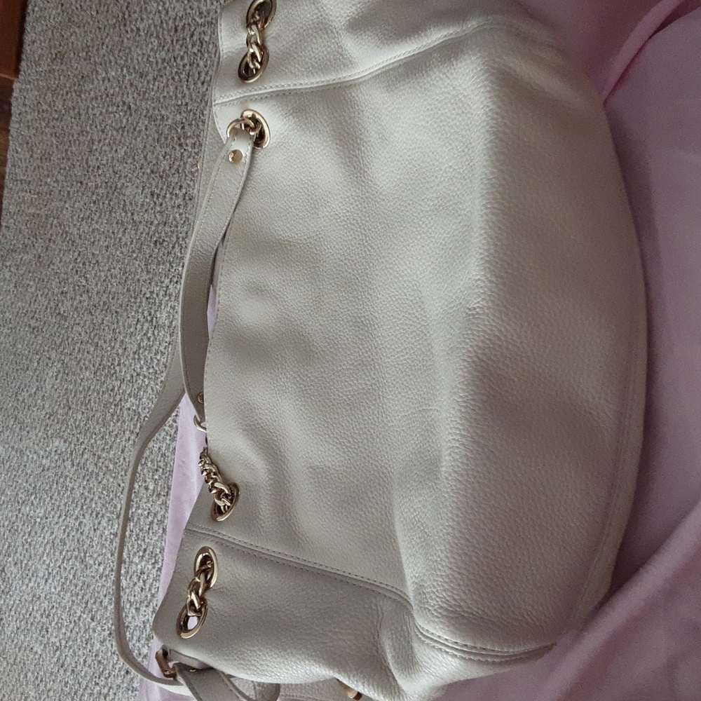 Michael Michael loves handbag in beige.